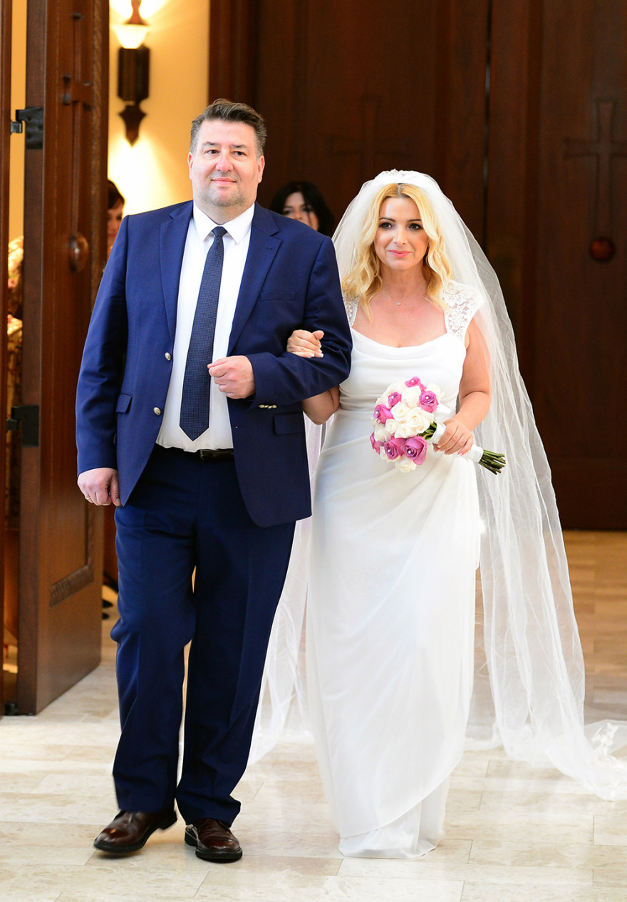 Ο γάμος της Ελληνίδας δημοσιογράφου με τον σύμβουλο επιχειρήσεων στα Χάμπτονς