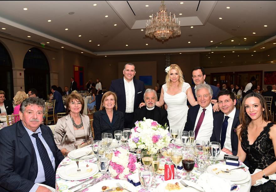 Ο γάμος της Ελληνίδας δημοσιογράφου με τον σύμβουλο επιχειρήσεων στα Χάμπτονς