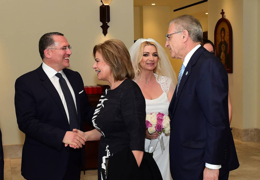 Ο γάμος της Ελληνίδας δημοσιογράφου με τον σύμβουλο επιχειρήσεων στα Χάμπτονς