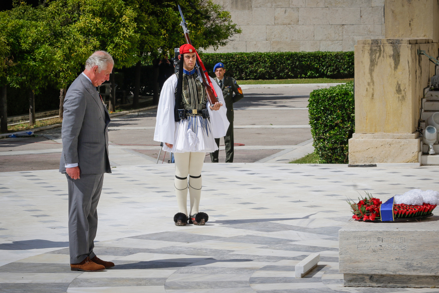 Ο Κάρολος στην Αθήνα: Ελληνικές διαχύσεις και βρετανικό τακτ