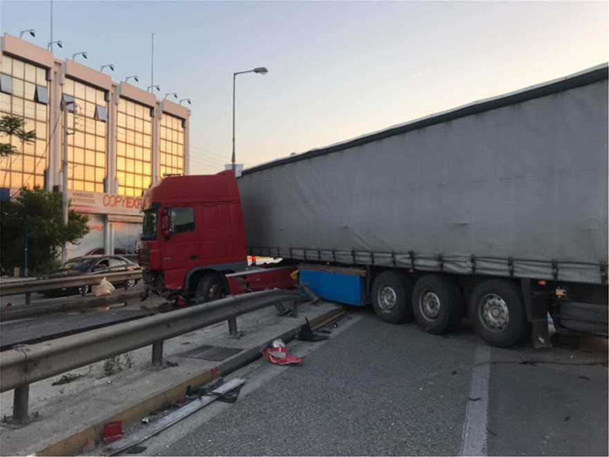 Τραγωδία στον Κηφισό: Οργή και απειλές από τους συγγενείς των θυμάτων για τον οδηγό της νταλίκας