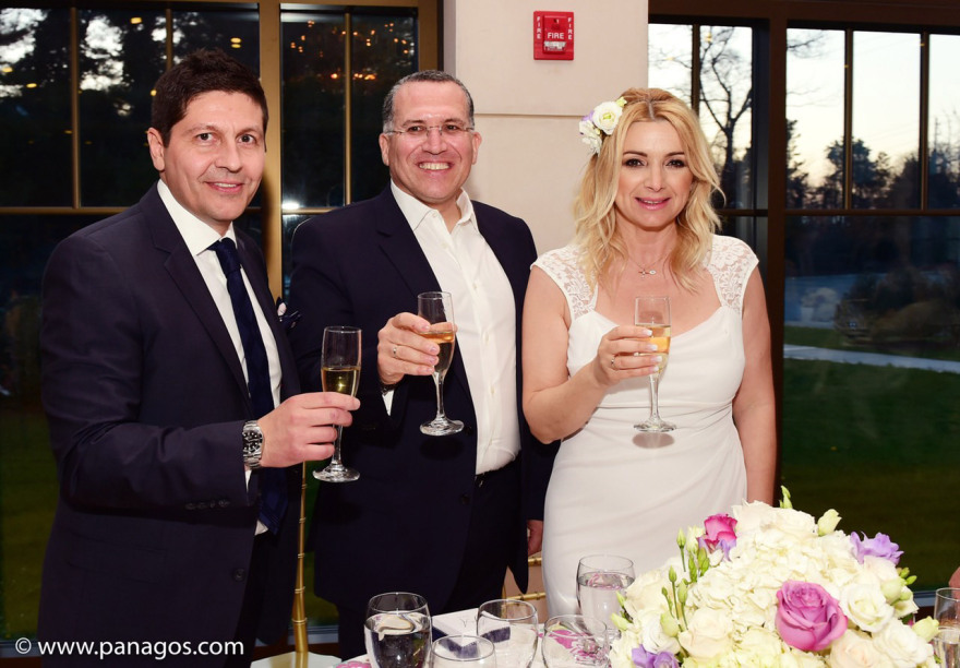 Ο γάμος της Ελληνίδας δημοσιογράφου με τον σύμβουλο επιχειρήσεων στα Χάμπτονς