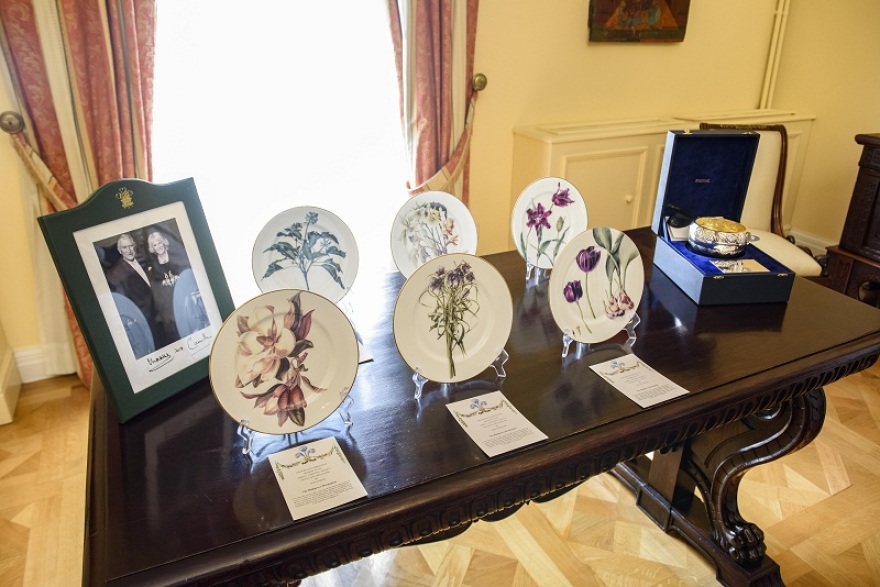 Ο Κάρολος στην Αθήνα: Σε σχήμα στέμματος το στεφάνι που κατέθεσε στον Άγνωστο Στρατιώτη 