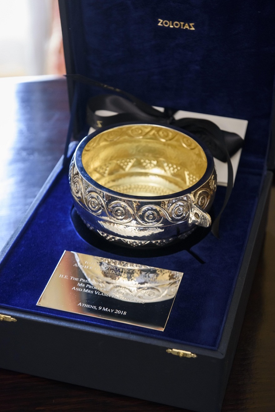 Ο Κάρολος στην Αθήνα: Σε σχήμα στέμματος το στεφάνι που κατέθεσε στον Άγνωστο Στρατιώτη 