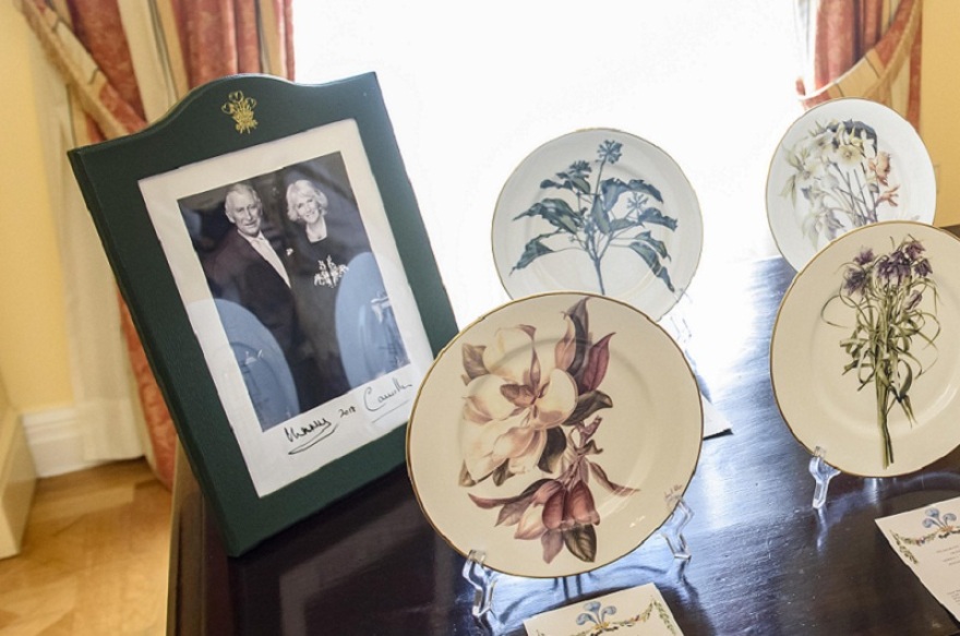 Ο Κάρολος στην Αθήνα: Σε σχήμα στέμματος το στεφάνι που κατέθεσε στον Άγνωστο Στρατιώτη 