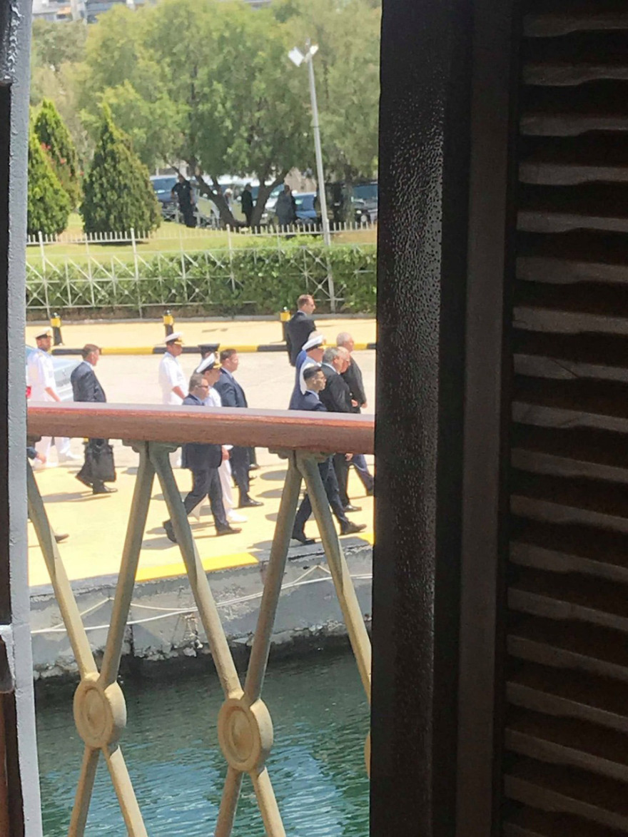 Στο θωρηκτό Αβέρωφ ο πρίγκιπας Κάρολος συνοδεία Καμμένου