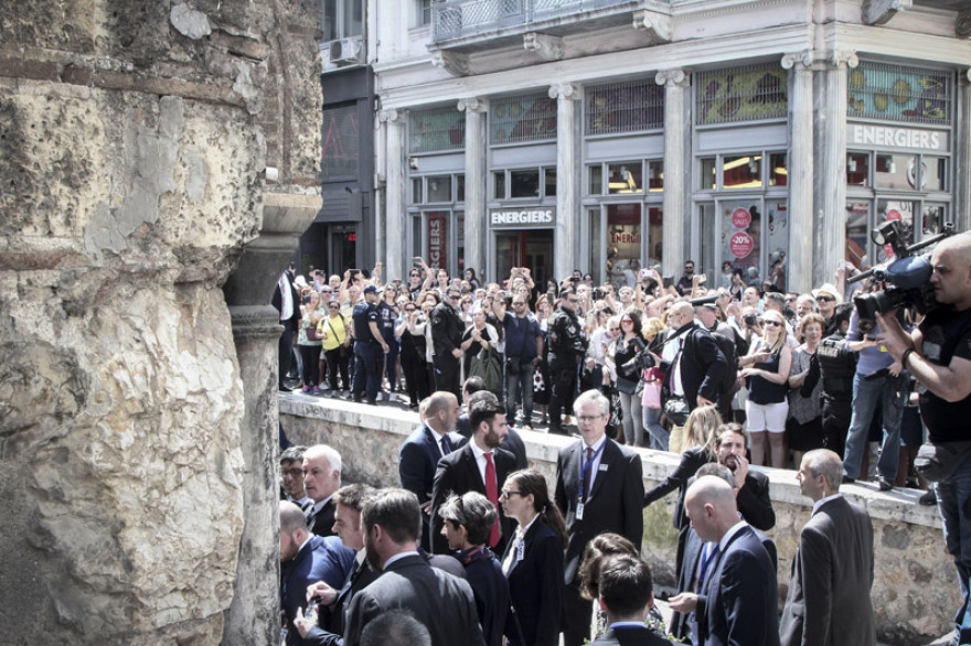 Ο Κάρολος και η Καμίλα στο κέντρο της Αθήνας: Ήπιαν... φρέντο χωρίς καλαμάκι κι έφαγαν κουλούρι