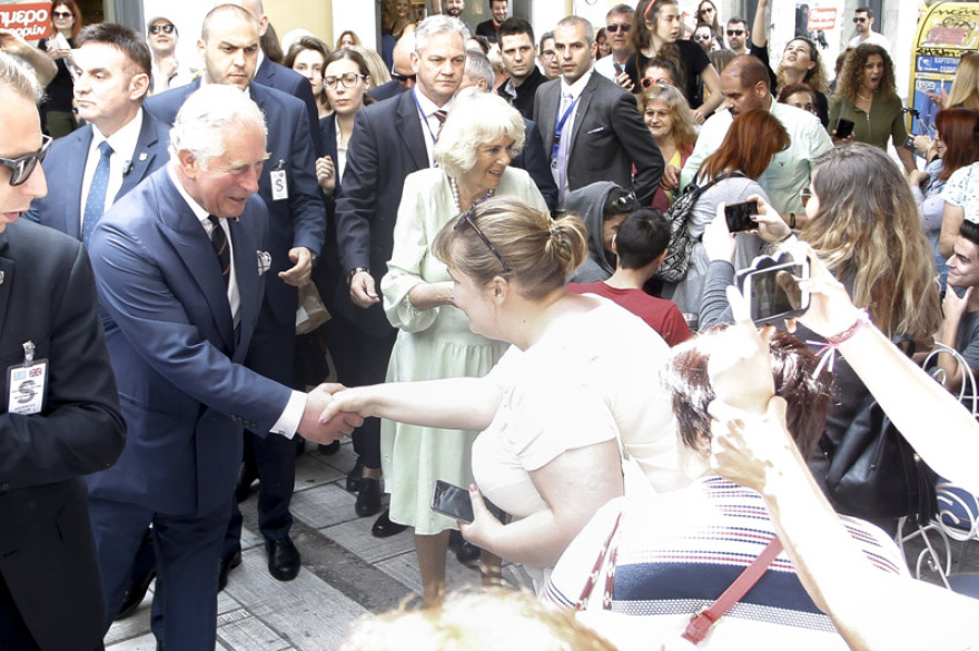 Ο Κάρολος και η Καμίλα στο κέντρο της Αθήνας: Ήπιαν... φρέντο χωρίς καλαμάκι κι έφαγαν κουλούρι