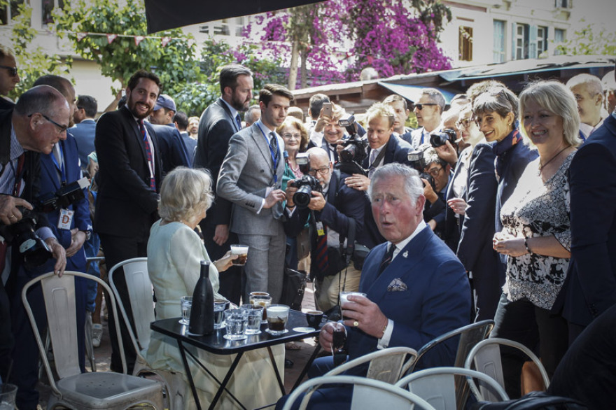 Ο Κάρολος και η Καμίλα στο κέντρο της Αθήνας: Ήπιαν... φρέντο χωρίς καλαμάκι κι έφαγαν κουλούρι