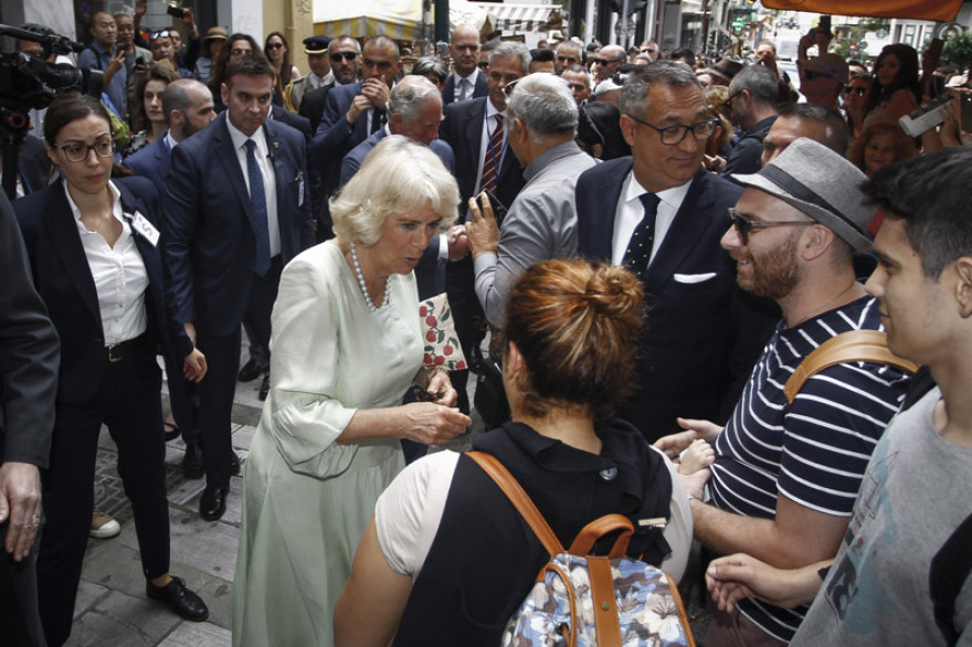 Ο Κάρολος και η Καμίλα στο κέντρο της Αθήνας: Ήπιαν... φρέντο χωρίς καλαμάκι κι έφαγαν κουλούρι