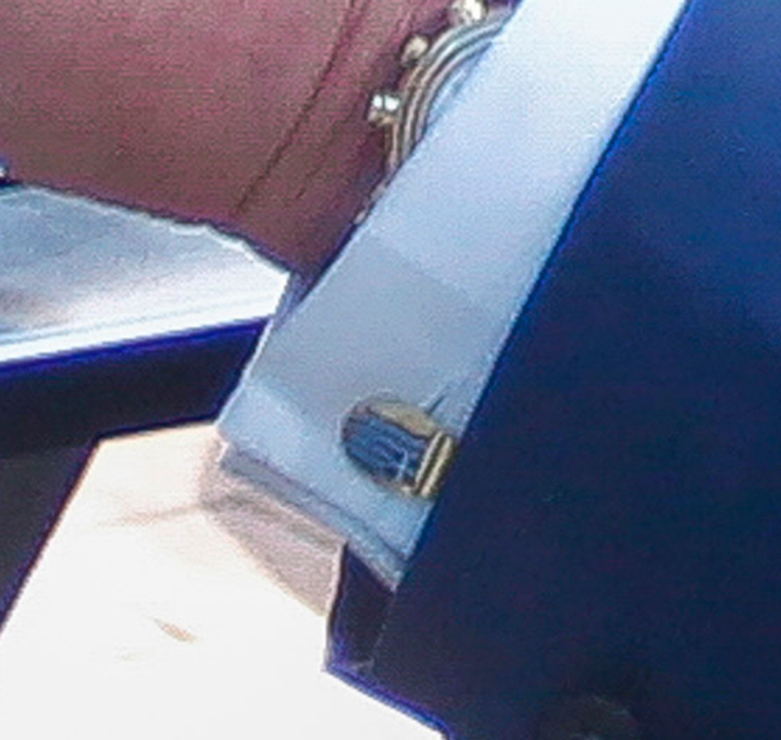  Ο Κάρολος φορά μανικετόκουμπα με την ελληνική σημαία