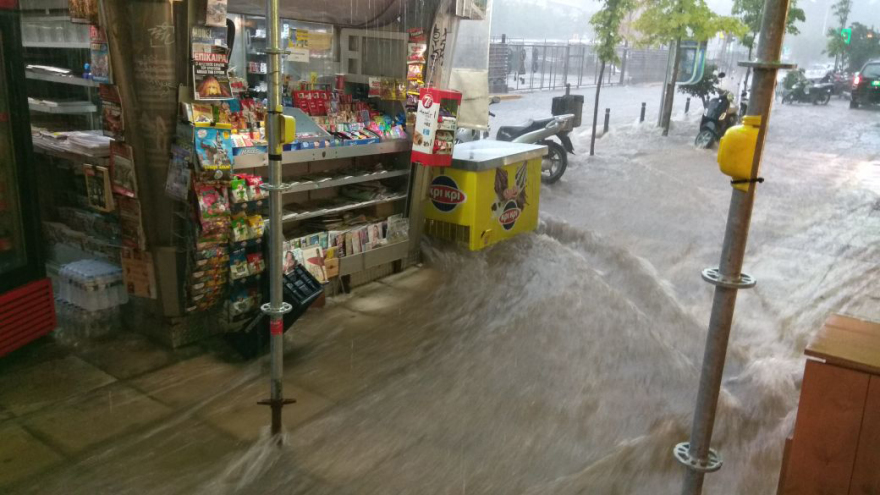 Θεομηνία στη Θεσσαλονίκη: Παρασύρθηκαν άνθρωποι από τα νερά - Σφοδρή χαλαζόπτωση