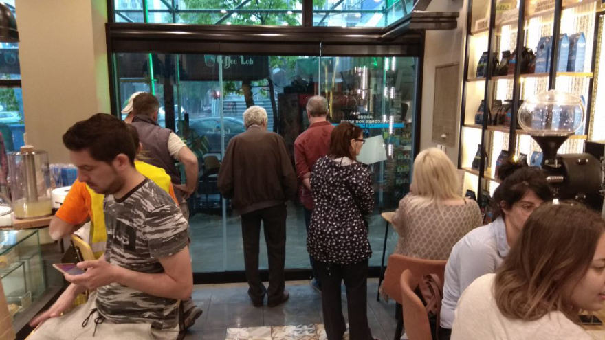 Θεομηνία στη Θεσσαλονίκη: Παρασύρθηκαν άνθρωποι από τα νερά - Σφοδρή χαλαζόπτωση