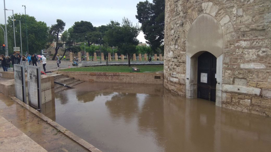 Περιπέτεια στον Λευκό Πύργο: 80 μαθητές και τουρίστες εγκλωβίστηκαν τρεις ώρες λόγω της καταιγίδας 