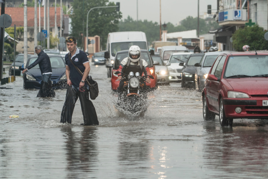 Εικόνες καταστροφής στη Θεσσαλονίκη: Χωρίς νερό και ρεύμα μετά τη θεομηνία!