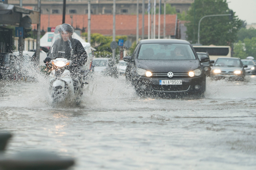 Εικόνες καταστροφής στη Θεσσαλονίκη: Χωρίς νερό και ρεύμα μετά τη θεομηνία!