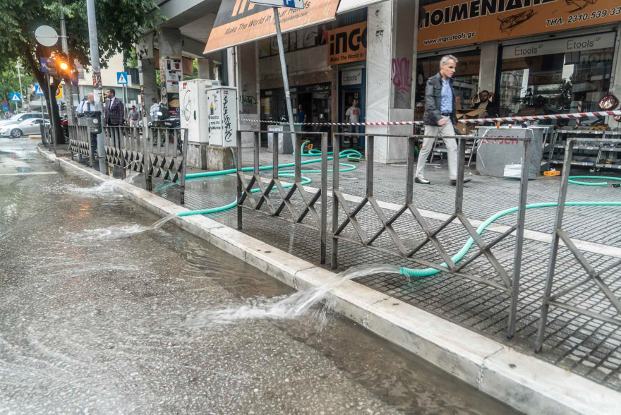 Εικόνες καταστροφής στη Θεσσαλονίκη: Χωρίς νερό και ρεύμα μετά τη θεομηνία!