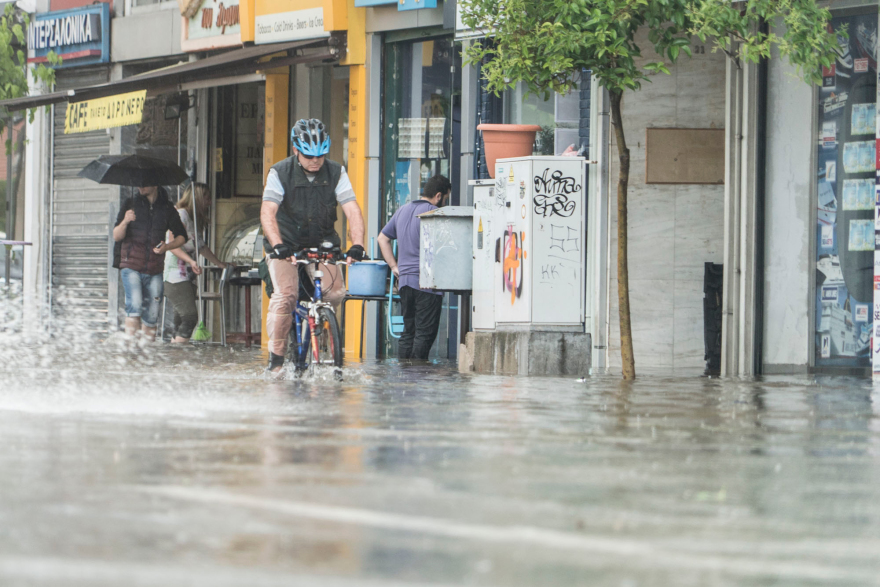 Εικόνες καταστροφής στη Θεσσαλονίκη: Χωρίς νερό και ρεύμα μετά τη θεομηνία!
