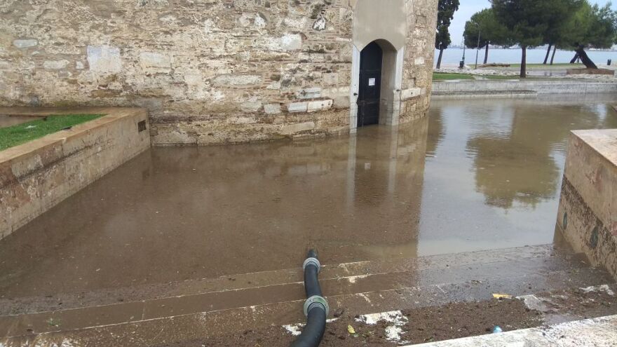 Περιπέτεια στον Λευκό Πύργο: 80 μαθητές και τουρίστες εγκλωβίστηκαν τρεις ώρες λόγω της καταιγίδας 