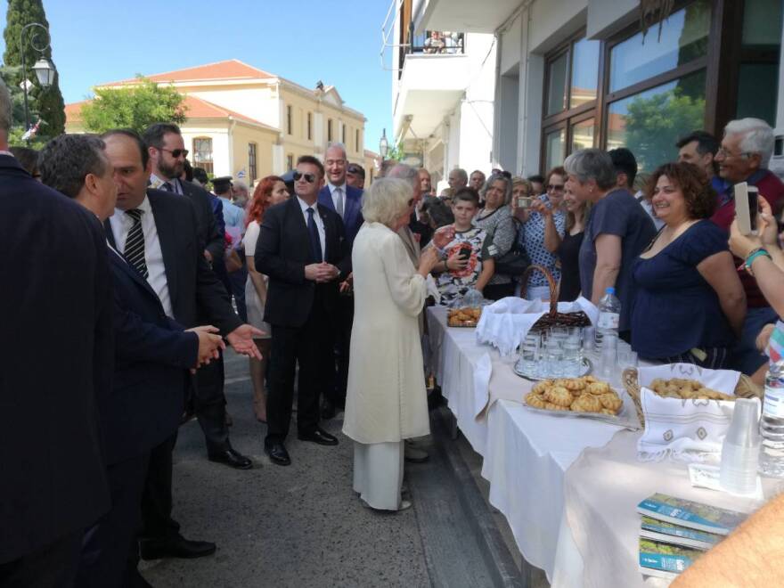 Ο Κάρολος «έφτιαξε» μινωικό γεύμα στην Κρήτη