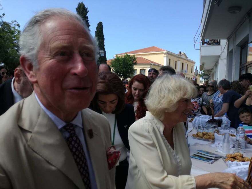 Ο Κάρολος «έφτιαξε» μινωικό γεύμα στην Κρήτη