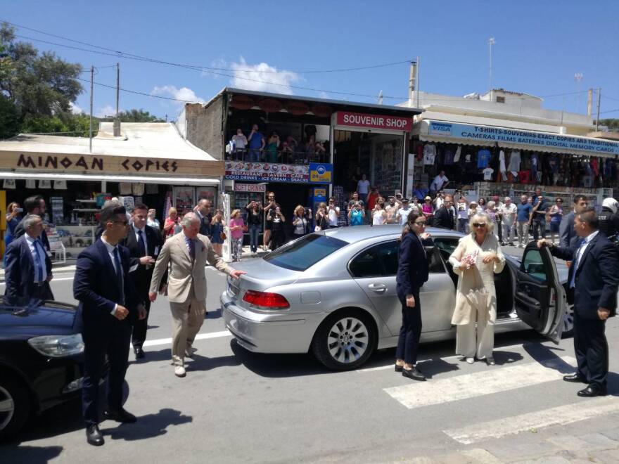 Ο Κάρολος «έφτιαξε» μινωικό γεύμα στην Κρήτη