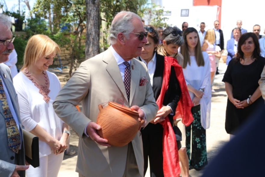 Ο Κάρολος «έφτιαξε» μινωικό γεύμα στην Κρήτη