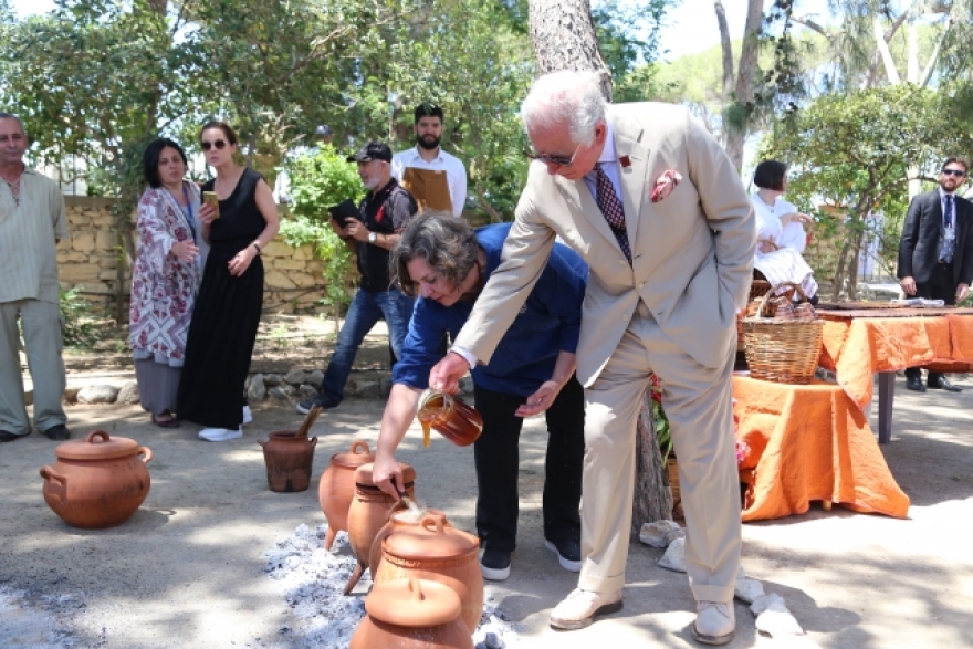 Ο Κάρολος «έφτιαξε» μινωικό γεύμα στην Κρήτη