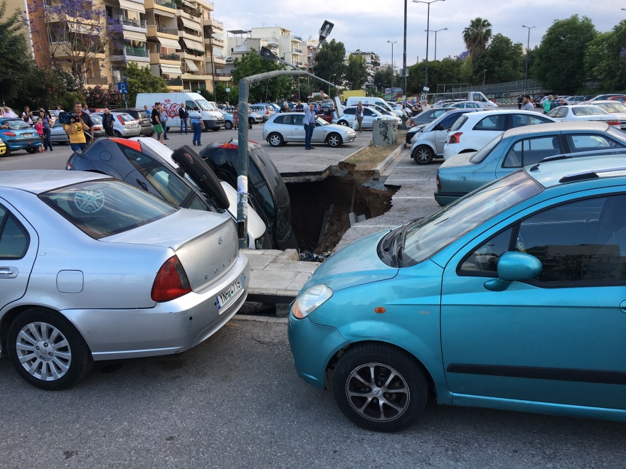 Απίστευτες εικόνες στην Καλλιθέα: Βούλιαξε υπαίθριο πάρκινγκ και «κατάπιε» αυτοκίνητα!