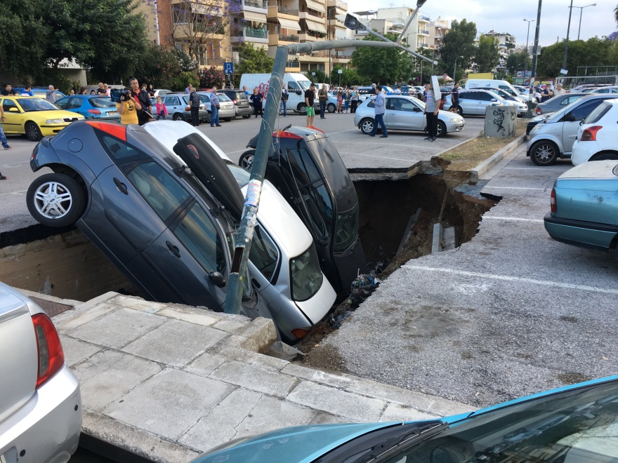 Απίστευτες εικόνες στην Καλλιθέα: Βούλιαξε υπαίθριο πάρκινγκ και «κατάπιε» αυτοκίνητα!
