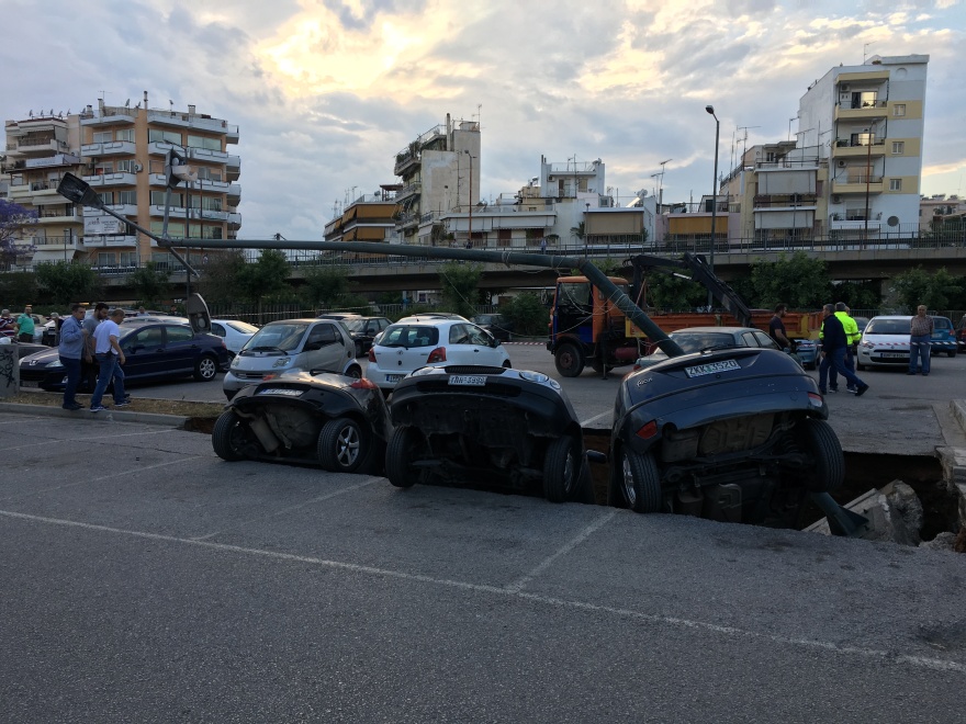 Απίστευτες εικόνες στην Καλλιθέα: Βούλιαξε υπαίθριο πάρκινγκ και «κατάπιε» αυτοκίνητα!