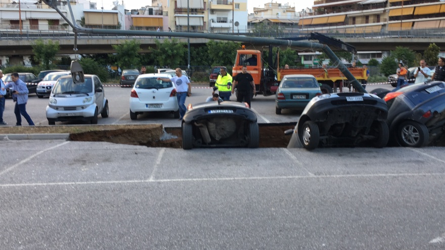 Απίστευτες εικόνες στην Καλλιθέα: Βούλιαξε υπαίθριο πάρκινγκ και «κατάπιε» αυτοκίνητα!