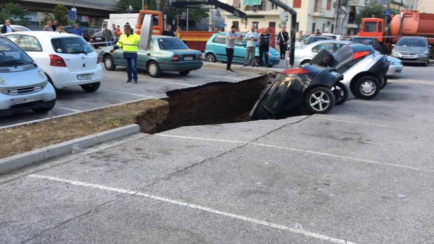 Απίστευτες εικόνες στην Καλλιθέα: Βούλιαξε υπαίθριο πάρκινγκ και «κατάπιε» αυτοκίνητα!