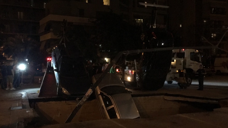 Απίστευτες εικόνες στην Καλλιθέα: Βούλιαξε υπαίθριο πάρκινγκ και «κατάπιε» αυτοκίνητα!