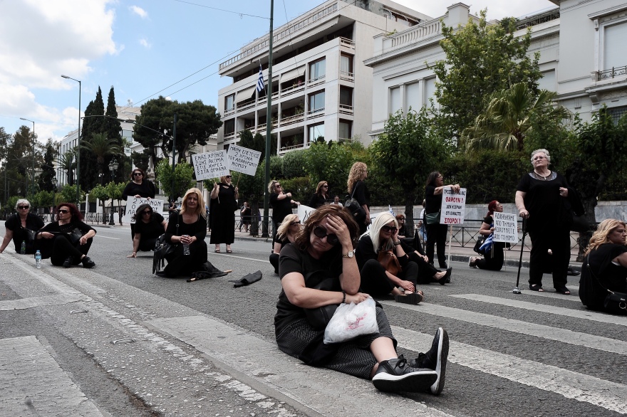 Καθιστική διαμαρτυρία έξω από τη Βουλή για τις συντάξεις χηρείας (φωτογραφίες)