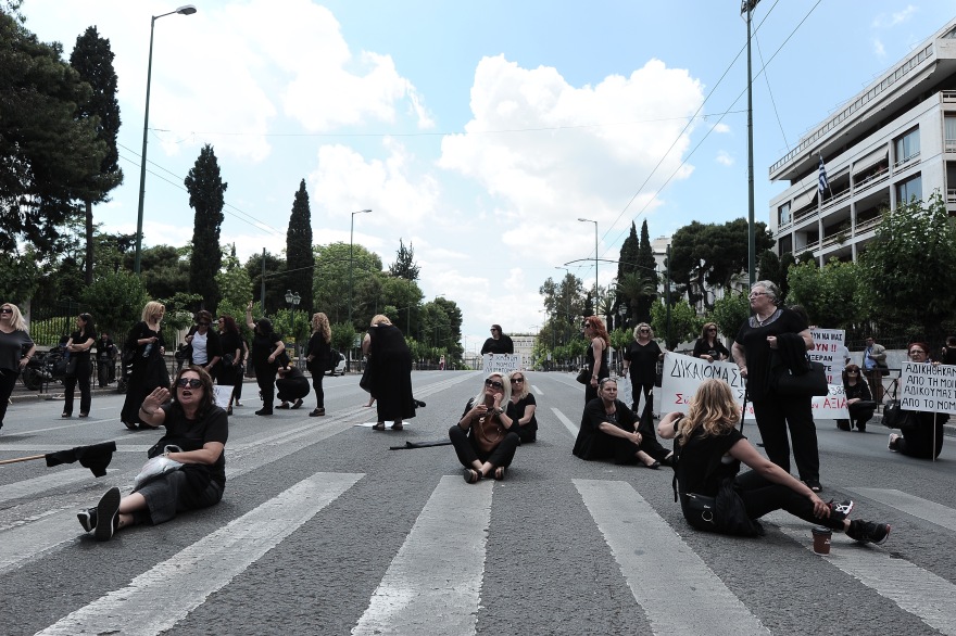 Καθιστική διαμαρτυρία έξω από τη Βουλή για τις συντάξεις χηρείας (φωτογραφίες)
