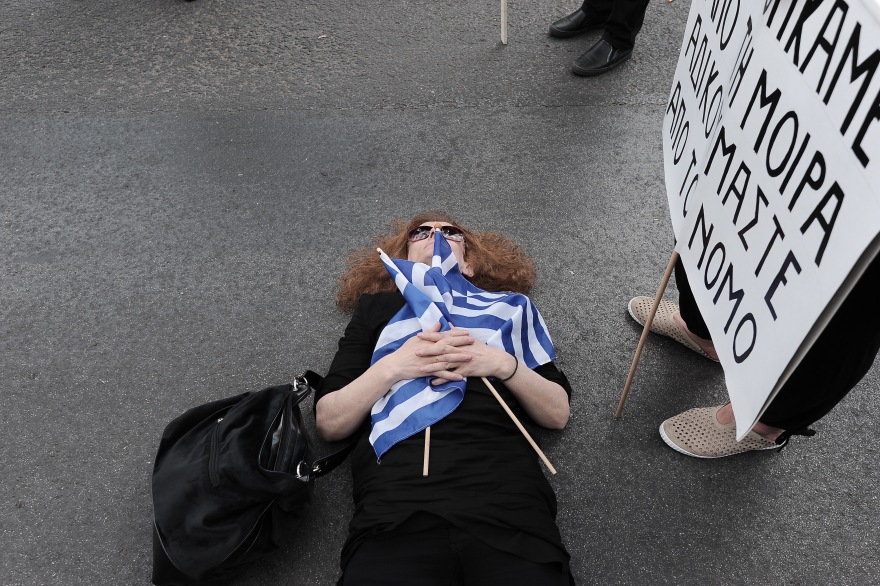 Καθιστική διαμαρτυρία έξω από τη Βουλή για τις συντάξεις χηρείας (φωτογραφίες)