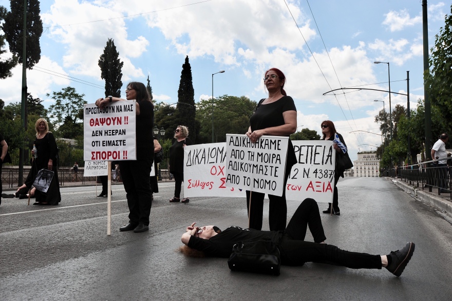 Καθιστική διαμαρτυρία έξω από τη Βουλή για τις συντάξεις χηρείας (φωτογραφίες)