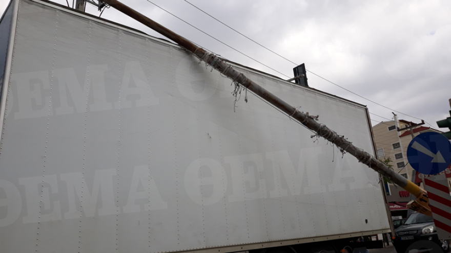 Μποτιλιάρισμα στην λεωφόρο Αμφιθέας – Φορτηγό έπεσε σε κολώνα 