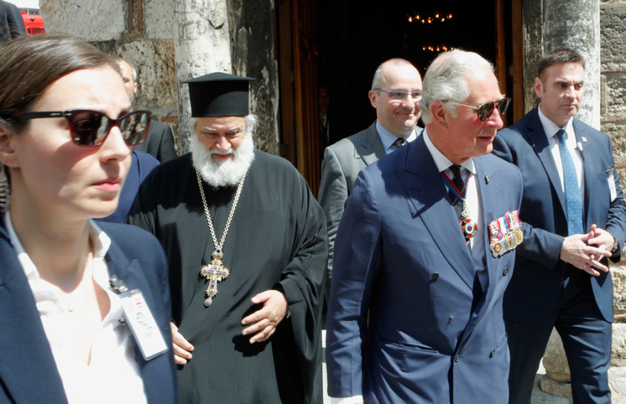 Φωτογραφίες: Το σακάκι του Καρόλου είχε ξηλωμένο κουμπί και σκισμένη τσέπη!