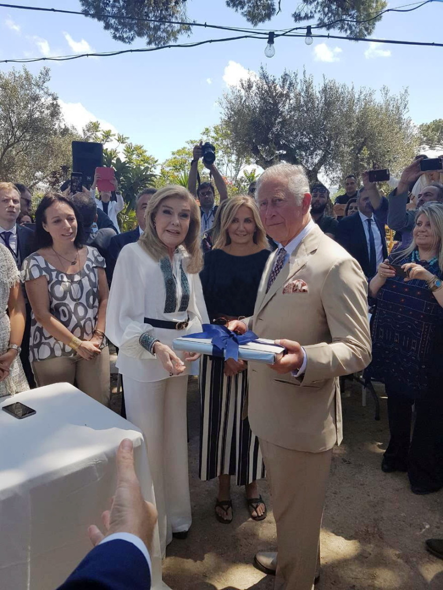 Ο Κάρολος «έφτιαξε» μινωικό γεύμα στην Κρήτη