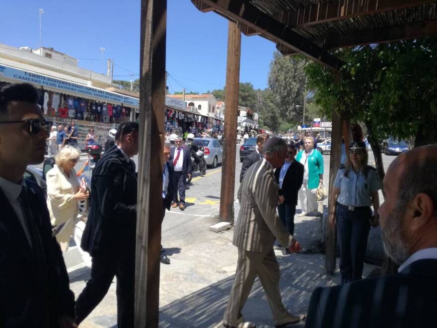 Ο Κάρολος «έφτιαξε» μινωικό γεύμα στην Κρήτη