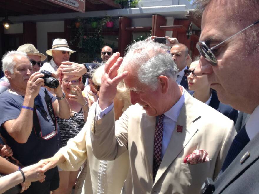 Ο Κάρολος «έφτιαξε» μινωικό γεύμα στην Κρήτη