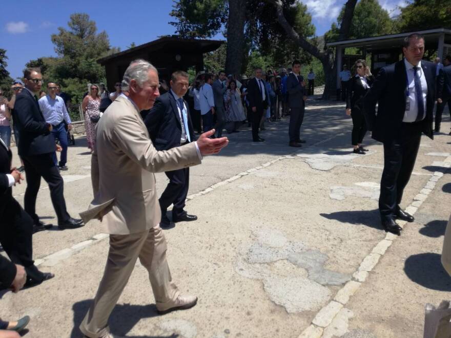 Ο Κάρολος «έφτιαξε» μινωικό γεύμα στην Κρήτη