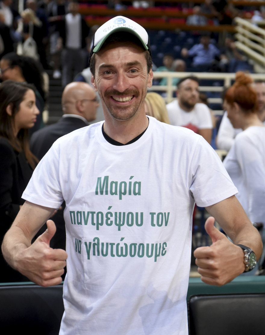 Η ξανθιά οπαδός του Παναθηναϊκού και η πρόταση γάμου που έκλεψε τις εντυπώσεις στο ΟΑΚΑ