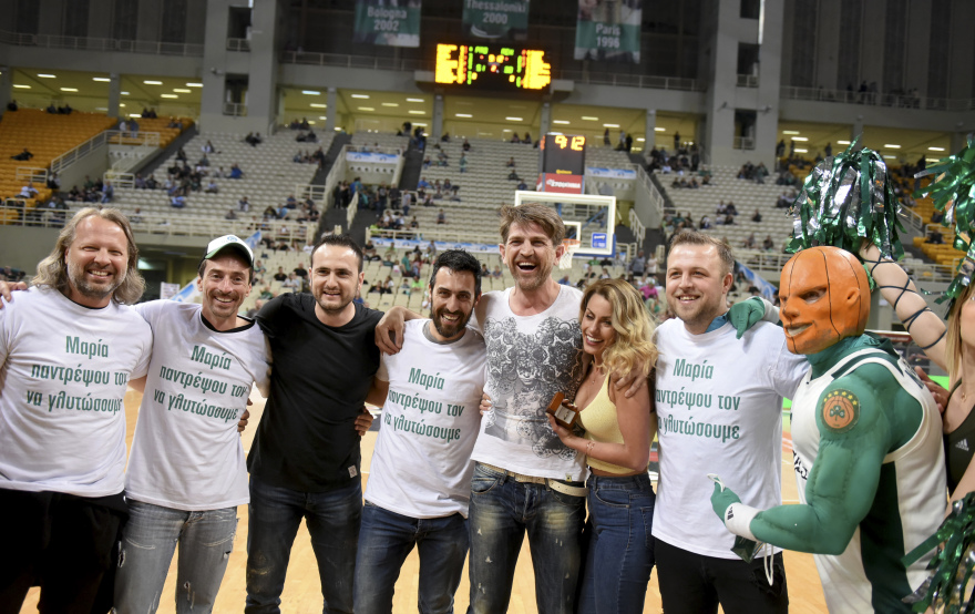 Η ξανθιά οπαδός του Παναθηναϊκού και η πρόταση γάμου που έκλεψε τις εντυπώσεις στο ΟΑΚΑ