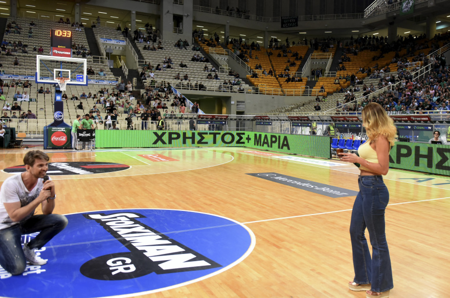 Η ξανθιά οπαδός του Παναθηναϊκού και η πρόταση γάμου που έκλεψε τις εντυπώσεις στο ΟΑΚΑ