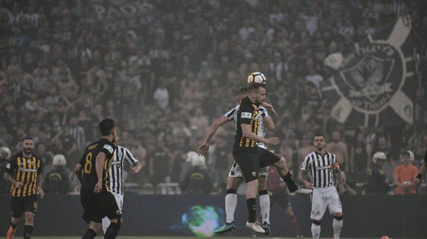 Πεδίο μάχης το ΟΑΚΑ πριν τον τελικό: Φωτοβολίδες, δακρυγόνα και συμπλοκές