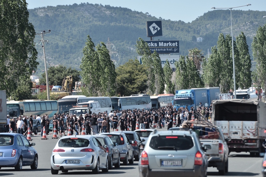 Πεδίο μάχης το ΟΑΚΑ πριν τον τελικό: Φωτοβολίδες, δακρυγόνα και συμπλοκές