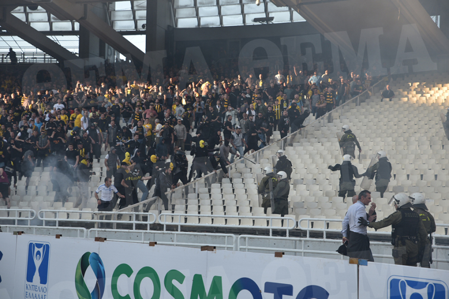 Πεδίο μάχης το ΟΑΚΑ πριν τον τελικό: Φωτοβολίδες, δακρυγόνα και συμπλοκές